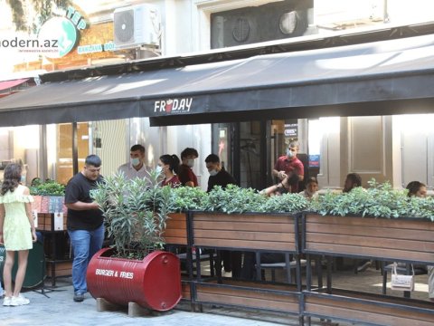 Bakıda kafe və restoranlarda ilk iş günü - FOTOLAR