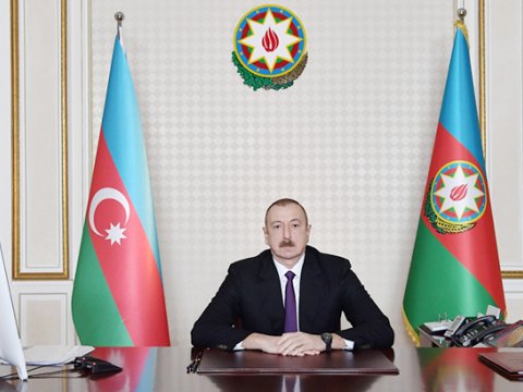 İlham Əliyev sabiq səfiri təltif etdi