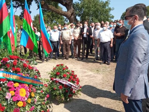 Deputat Tovuz döyüşlərində şəhid olan əsgərin məzarını ziyarət edib