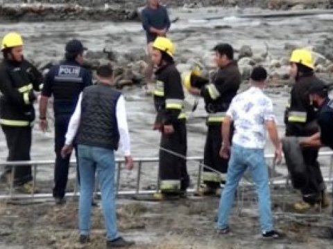 Balakəndə çayda köməksiz qalan şəxs xilas edildi