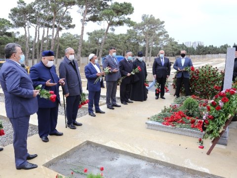 Allahşükür Paşazadə II Fəxri Xiyabanda şəhidlərimizi yad etdi - FOTO