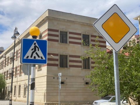 Bakıda piyada keçidlərində sarı işıqlar quraşdırılır - FOTO