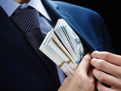 Rüşvətə görə tutulan məmurun həbs müddəti uzadıldı