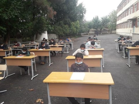 Azərbaycanda şagirdlər açıq havada imtahan verdi