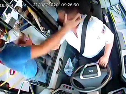 Bakıda sərnişindən maska taxmağı tələb edən avtobus sürücüsü DÖYÜLDÜ