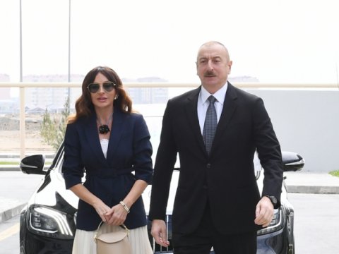 Prezident və birinci xanım açılışda