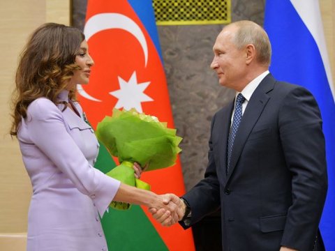 Putin Mehriban Əliyevanı təbrik etdi