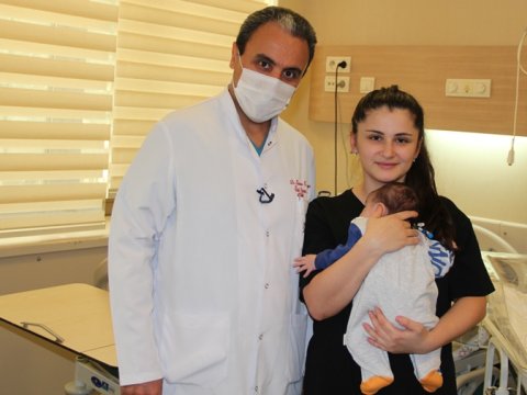 Bakıda yeni doğulmuş körpə üzərində unikal əməliyyat aparıldı 