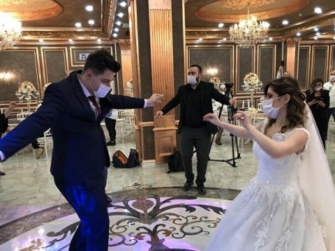 Deputat təklif etdi: “İri ticarət mərkəzləri, şadlıq sarayları açılsın!”  