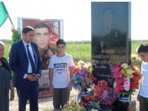 Nazirlik Aprel Şəhidinin iki övladını himayəyə götürdü