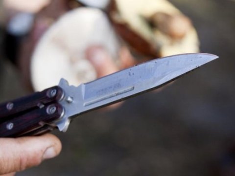 Ağcəbədidə kişi tanışı tərəfindən BIÇAQLANDI