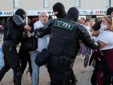 Alman jurnalistləri Minskdə saxlanıldı