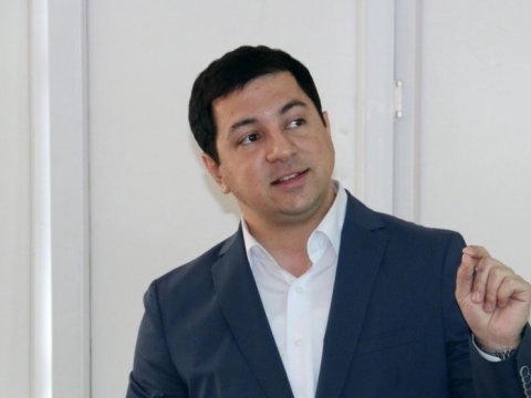 Gürcüstan parlamentinin sədri özünü cəmiyyətdən təcrid etdi