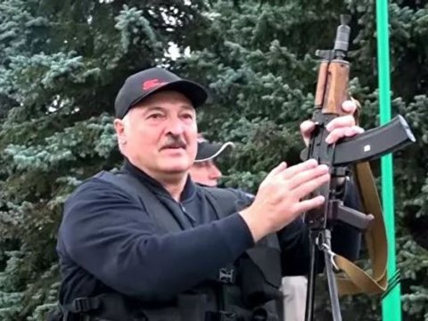 Prezident əlində avtomat iqamətgahının qarşısına çıxıb - FOTO