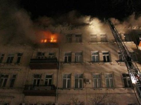 Bakıda yaşayış binasında baş verən yanğın söndürüldü