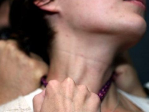 Bacısını kəndirlə boğaraq öldürən şəxs hakim qarşısına çıxarılır
