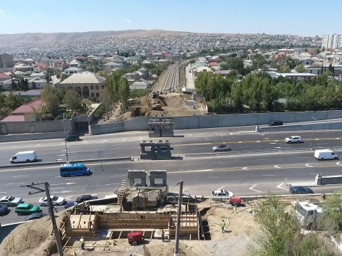 Xırdalan dairəsi yaxınlığındakı dəmiryol körpüsü söküldü - FOTO