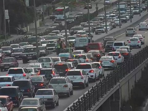 Bakının əsas prospektində qəza - tıxac yarandı