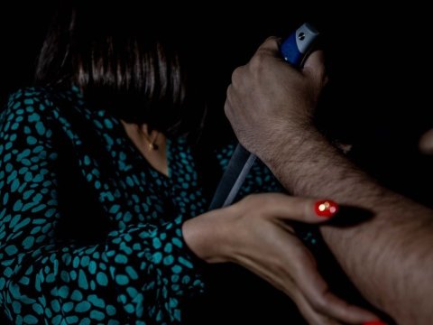 Qısqanc ər arvadını qohumunun evində öldürdü