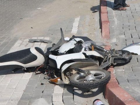 Bakıda moped yük maşınına çırpıldı, ölən var