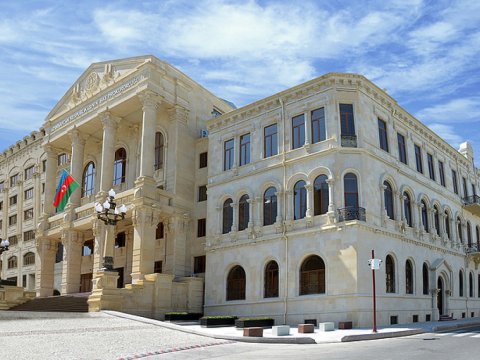 Baş Prokurorluq vəzifəli şəxsləri rüşvət alarkən YAXALADI