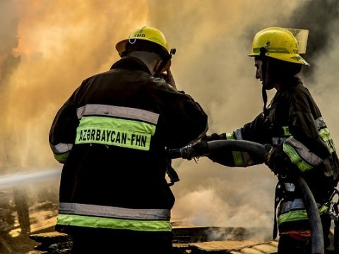 Bakıda məcburi köçkünlərin yaşadığı binada yanğın oldu