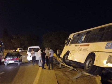Bakıda avtobus qəzaya uğradı