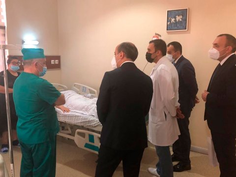 Təhsil naziri intihara cəhd edən şagirdə baş çəkdi - FOTO