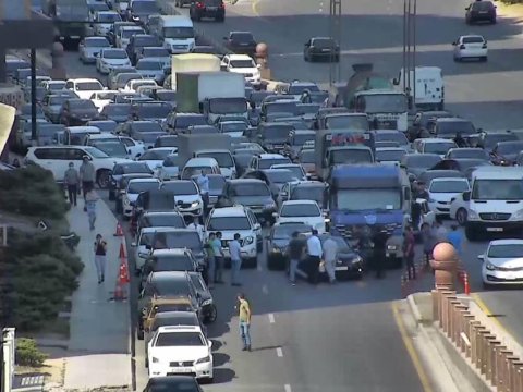Babək prospektində qəza tıxaca səbəb oldu