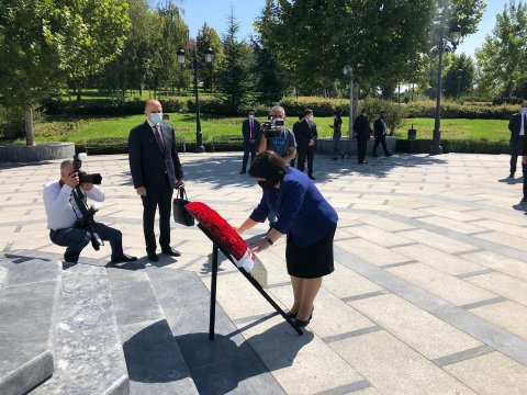 Milli Məclisin sədri Ankarada Heydər Əliyevin abidəsini ziyarət edib - FOTO