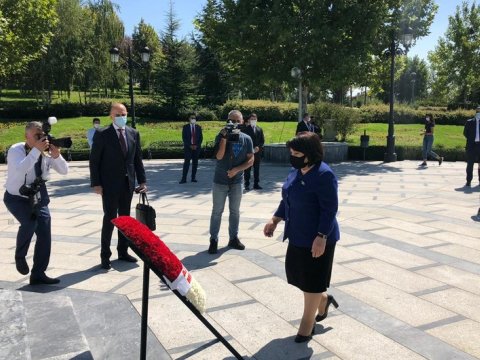Sahibə Qafarova “Anıtqəbri” ziyarət edib
