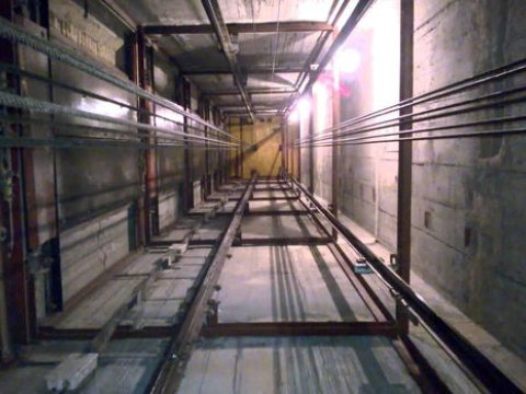 Bakıda azyaşlı liftdə qaldı