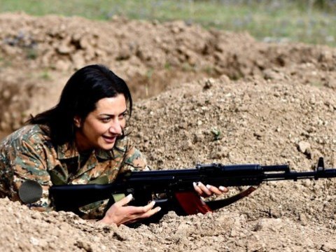 Azərbaycanlı xanımlardan Akopyanın silahlı fotosessiyasına ETİRAZ