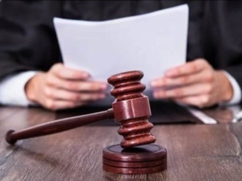 Bacısını və polisi öldürməyə cəhd edən şəxsin işi məhkəməyə göndərildi