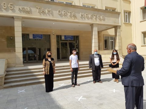 Deputat yüksək bal toplayan abituriyentə hədiyyə verdi - FOTO