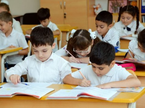Bəzi məktəblərdə əyani dərslər həftədə 3 gün keçiriləcək