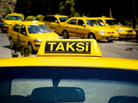 Sərnişin taksi sürücüsünü qarət etdi