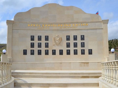 Aprel şəhidlərinin övladları himayəyə götürüldü