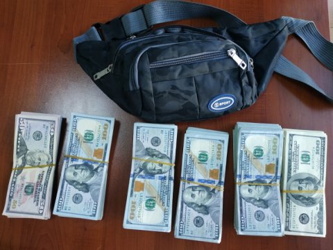 Gömrükdən gizli yolla 53 min dollar keçirmək istədi