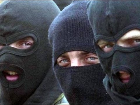 Azərbaycanda dəhşət: Maskalı şəxslər evə basqın edib, üç nəfəri bıçaqladı