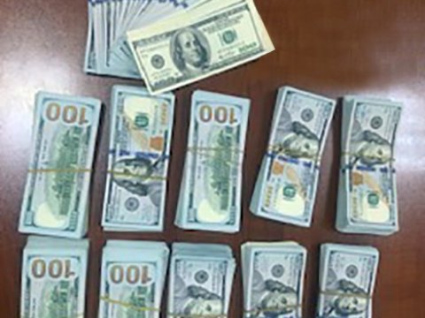 Paxlavanın altında 105 min dolları Azərbaycandan çıxarmaq istədi - FOTO