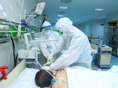 Süni tənəffüs aparatına qoşulan xəstələrin sayı azaldı