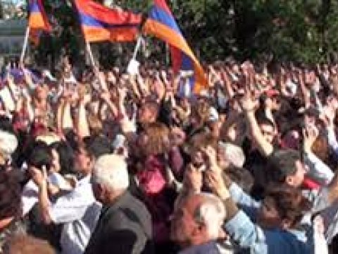 İrəvanda  istefa tələbi