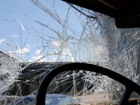 Bakıda ağır QƏZA: “Mitsubishi” yol kənarındakı maneəyə çırpıldı