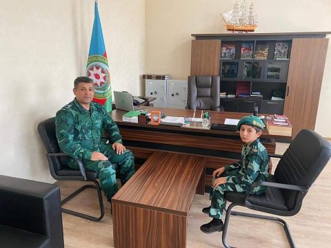 Sosial şəbəkələrdə məşhurlaşan qazaxlı uşaq diviziyaya aparıldı - FOTOLAR