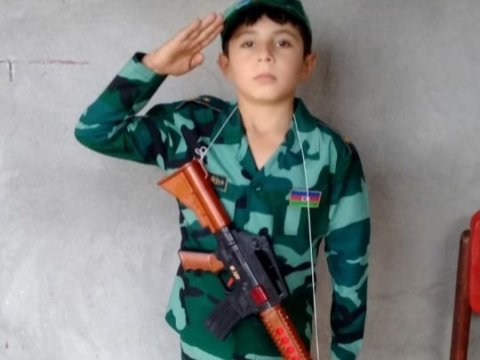 Əsgər salamı ilə məşhurlaşan uşaq: “Atam məni hərbi məktəbə qoyacaq!”