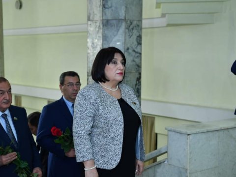 Sahibə Qafarova Moskvada Heydər Əliyevin barelyefi önünə əklil qoyub - FOTO