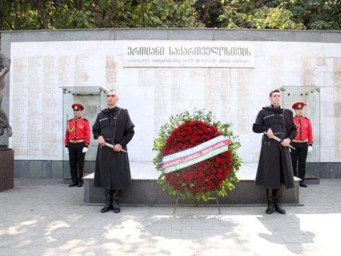 Ceyhun Bayramov Tbilisidə Qəhrəmanlar Memorialını ziyarət etdi - FOTO