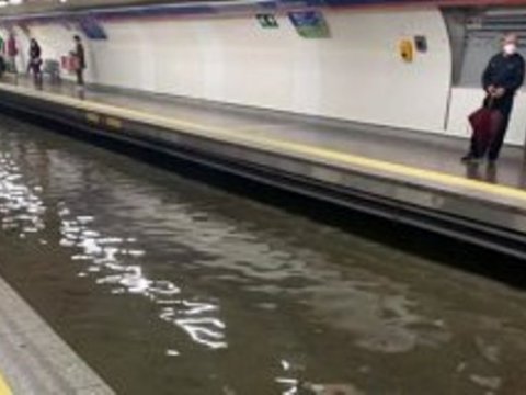 Leysan nəticəsində metro stansiyalarını su basıb