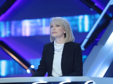 Tanınmış teleaparıcı yenidən efirə qayıtdı